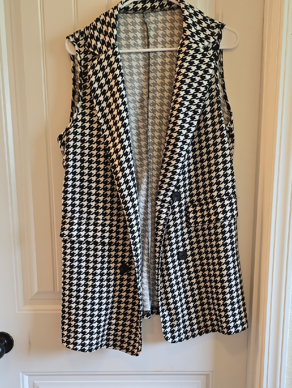SHEIN Curve Black & White Houndstooth Sleeveless Vest